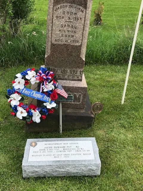 Marker reading Revolutionary War Soldier Jacob Dunham, Pvt, New Jersey, placed by Lucy Knox Chapter, NSDAR, May 7, 2022
